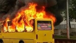 У Черемушках спалахнув автобус з пасажирами