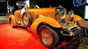 Три роскошных деревянных автомобиля