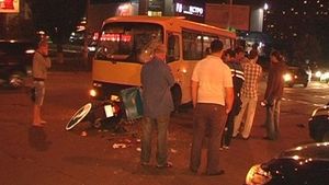 В Киеве скутер врезался в маршрутный автобус