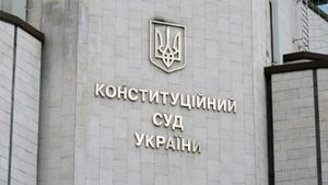 Виктор янукович поздравил нового главу КС