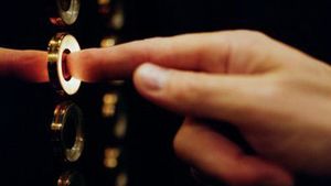 У Луганську жінка народила в ліфті, що застряг