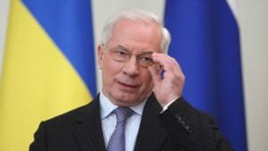 Азаров мріє всім догодити