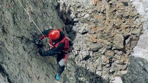 Российская альпинистка сорвалась со скалы в Крыму