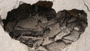 У центрі Харкова внаслідок аварії пошкоджено асфальт