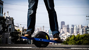 Новый самобалансирующий скейтборд Onewheel не позволит упасть