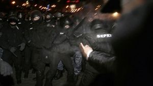 Нападение оппозиционеров на сотрудников правопорядка