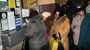 В Донецке толпы людей атакуют кассы автовокзала