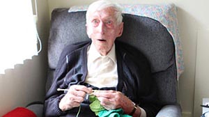 109-летний австралиец вяжет свитера для пингвинов