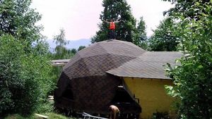 Майстер з Ужгорода збудував оригінальне житло