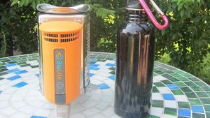 Піч BioLite CampStove допоможе приготувати їжу та зарядить мобільні пристрої