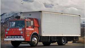 Молода людина купила вантажний автомобіль для проживання