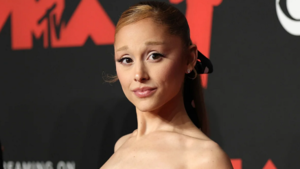 Аріана Гранде отримала 6 пальців на обкладинці Vogue Japan
