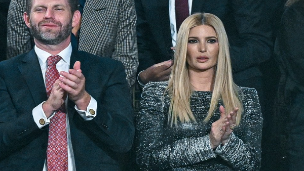 Иванка Трамп появилась в Капитолии в костюме с люрексом и туфлях-челноках