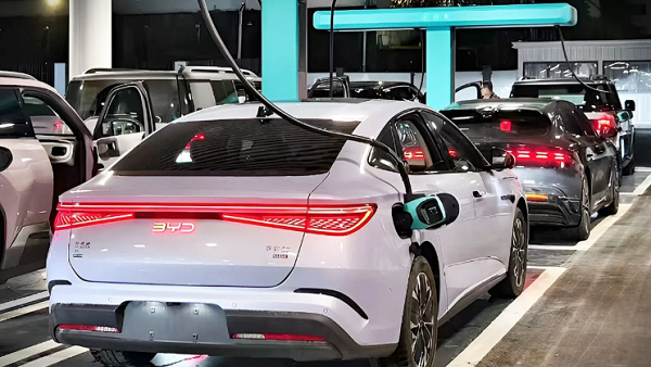 Geely неожиданно опередила BYD: лидер рынка теряет позиции в начале 2026 года
