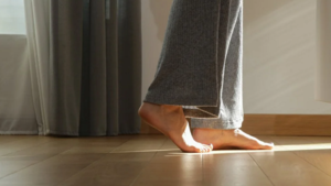 Ходить босиком или в домашних тапочках: что полезнее для ног?