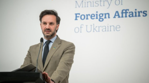 Министерство иностранных дел работает над возобновлением посольства в Сирии.