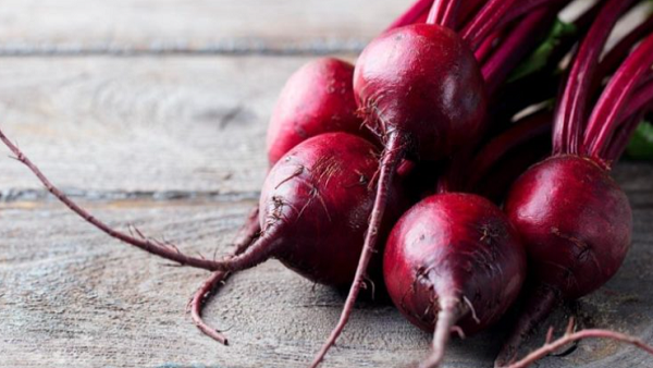 Буряк і часник входять до переліку продуктів, які допомагають очищати кров.