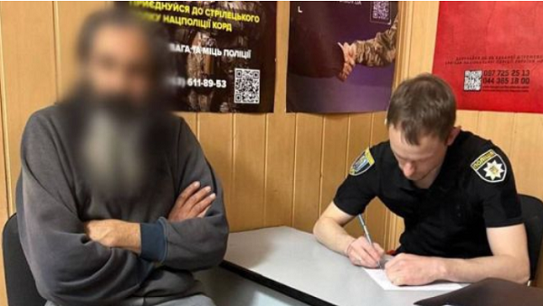 У центрі Києва помітили чоловіка, який прогулювався оголеним.
