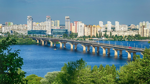 В Киеве на аварийном мосту Патона временно ограничат движение, что известно.