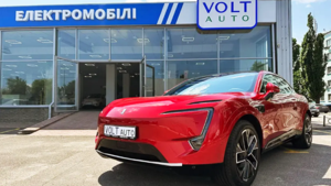 В Киеве начали закрываться салоны, специализирующиеся на продаже электромобилей.