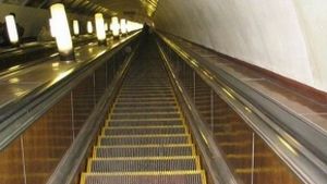 У метро Києва між двома станціями ведеться ремонт підйомника